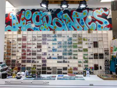Una volta entrati veniamo accolti dalla musica hip hop di sottofondo, ma ad attirare la nostra attenzione � la parete che si staglia dietro al bancone dominata da un enorme graffito...